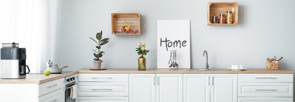 Helle Küche mit Holzakzenten